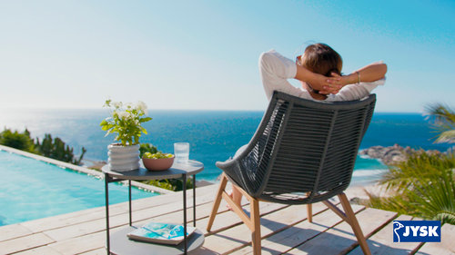 Lehn dich in einem Loungesessel auf der Terrasse zurück oder frühstücke an einem Bistrotisch auf dem Balkon.