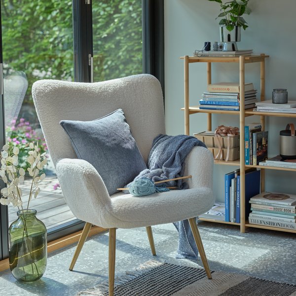 Armchair HUNDESTED off-white teddy/oak colour