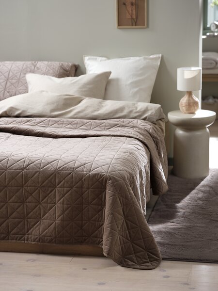 Prikrývka na posteľ ENGBLOMME 220x240 tmavá piesková